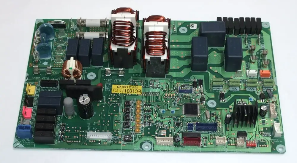 Grüne Hauptplatine mit verschiedenen elektronischen Komponenten, darunter Relais, Widerstände und Kondensatoren, typischerweise verwendet in Daikin-Geräten.
